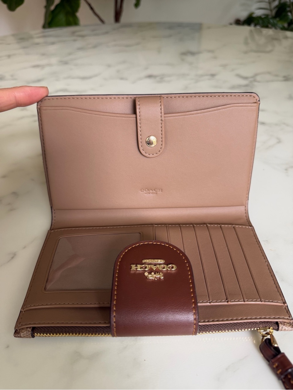 Coach Phone Wallet In Signature Canvas CW780 Gold Tan Brown Tech ID Wristlet - Picture 9 of 15